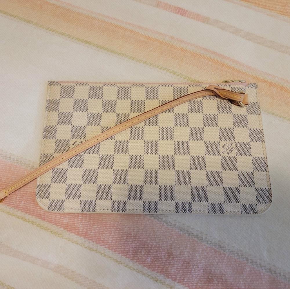 Louis Vuitton Neverfull MM Pochette/Wristlet in Damier Azur Ballerine inside